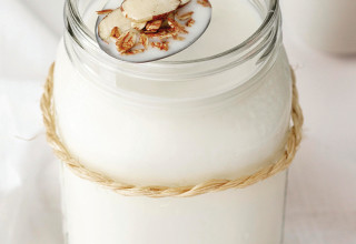 יוגורט עם גרנולה (צילום: אינג'אימג')