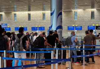 ישראלים בנתב"ג (צילום: דן עזרא)