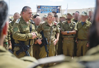 הרמטכ"ל אייל זמיר עם חיילי המילואים (צילום: דובר צהל)