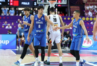 ים מדר, דני אבדיה, רומן סורקין שחקני נבחרת ישראל (צילום: אודי ציטיאט)