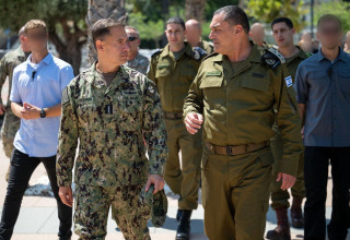 בראד קופר ואייל זמיר (צילום: דובר צה"ל)