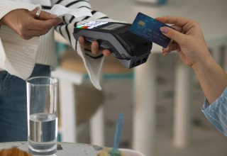 שימוש באשראי בחופש הגדול. אילוסטרציה (צילום: FREEPIK)