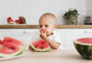 תינוק מנשנש. אילוסטרציה (צילום: FREEPIK)