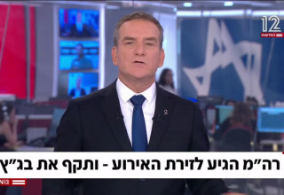 דני קושמרו מגיש את המהדורה המרכזית בערוץ 12 (צילום: צילום מסך ערוץ 12)