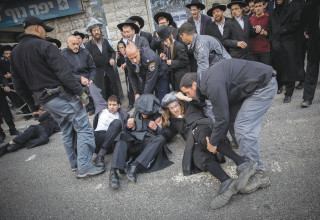 חרדים מפגינים נגד גיוס  (צילום: חיים גולדברג פלאש 90)
