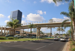 גשר השבעה באוקטובר בפתח תקווה (צילום: דוברות העירייה)