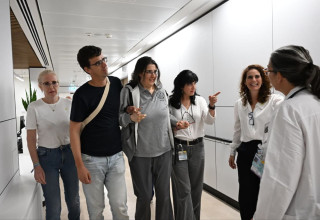 אליזבת צורקוב עם משפחתה בבית החולים תל השומר (צילום: רונן חורש, לע"מ)