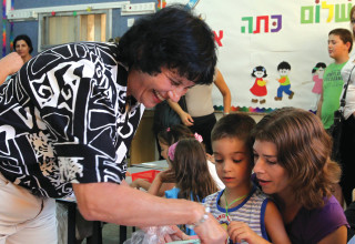 מורה ותלמידים (צילום:  יוסי זמיר, פלאש 90)