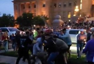 ההמון מסתער על המפגין שצעק (צילום: צילום מסך רשת X)