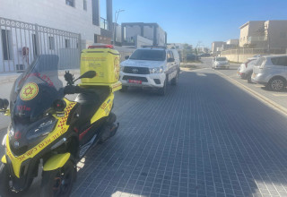 זירת האירוע בה הפעוטה ננעלה ברכב שעות ארוכות (צילום: דוברות מד"א)