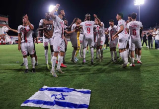 שחקני הפועל חיפה חוגגים (צילום: מאור אלקסלסי)