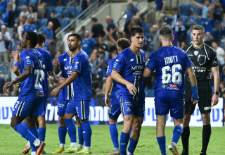 שחקני הפועל פתח תקוה חוגגים (צילום: ברני ארדוב)