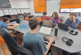  פערים בין מרכז לפריפריה  (למצולמים אין קשר לנאמר) (צילום: באדיבות תיכון עמל החממה)