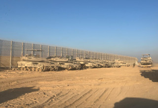 כוננות צה"ל רגע לפני הכניסה לעיר עזה, מרכבות גדעון (צילום: אבי אשכנזי)