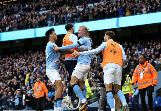 ארלינג הולאנד חוגג עם שחקני מנצ'סטר סיטי (צילום: GettyImages)