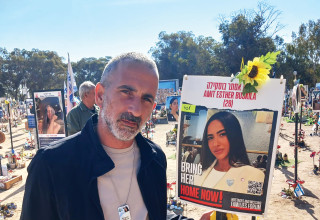 שמעון אטיאס עם שלט הזיכרון של עמית בוסקילה ז"ל (צילום:  פרטי)