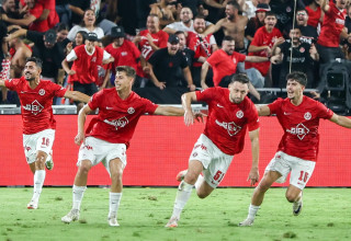 שחקני הפועל תל אביב חוגגים עם עומרי אלטמן (צילום: דני מרון)