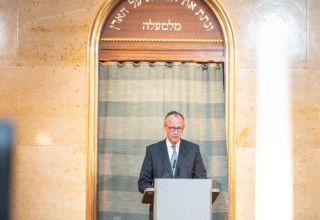 פרידריך מרץ בבית הכנסת במינכן (צילום: צילום מסך רשת X)