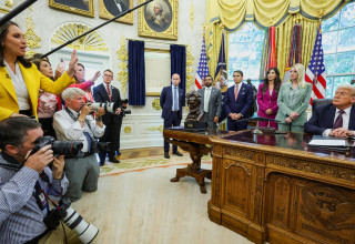 דונלד טראמפ במסיבת עיתונאים בחדר הסגלגל (צילום: רויטרס)