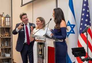 הקונסול הכללי של ישראל בניו יורק, אופיר אקוניס, בהרמת כוסית לראש השנה (צילום: הקונסוליה הכללית בניו יורק)