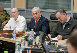 ראש הממשלה בנימין נתניהו עם שר הביטחון ישראל כ"ץ וראש המל"ל צחי הנגבי (צילום: מעיין טואף, לע"מ)