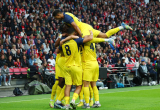 ענאן חלאילי חוגג עם שחקני אוניון סן ז'ילואז (צילום: רויטרס)