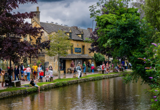 תיירים בבורטון-און-דה-ווטר, אנגליה (צילום: שאטרסטוק)