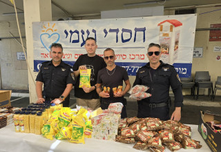 שוטרי גבעתיים ועמותת חסדי נעמי למען ניצולי שואה  (צילום: עמותת חסדי נעמי)