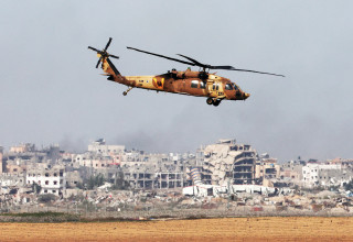 מסוק מעל עזה  (צילום: רויטרס)