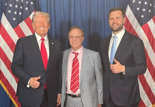 בשארה בחבח (באמצע) לצד נשיא ארצות הברית דונלד טראמפ וסגנו ג'יי.די. ואנס (צילום: צילום מסך רשת X)