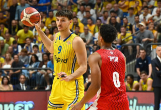 שחקן מכבי תל אביב רומן סורקין מול שחקן הפועל ירושלים ג'סטין סמית' (צילום: ברני ארדוב)