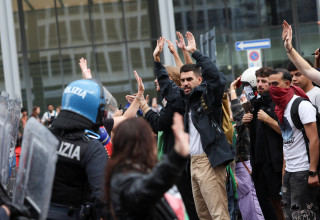 מהומות באיטליה בהפגנות על תמיכה בעזה (צילום: רויטרס)