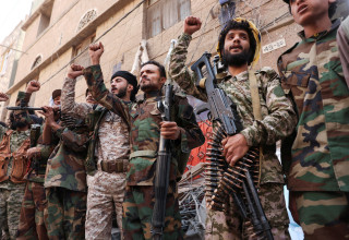 חות'ים בצנעא לאחר תקיפה ישראלית (צילום: רויטרס)