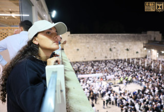 אמילי דמארי בתפילת סליחות בכותל המערבי (צילום: הקרן למורשת הכותל)