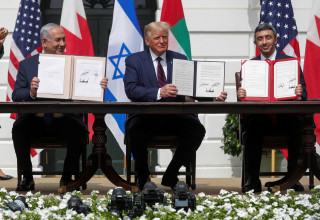 עבדאללה בן זאיד, דונלד טראמפ ובנימין נתניהו חותמים על הסכמי אברהם (צילום: REUTERS/Tom Brenner/File Photo)