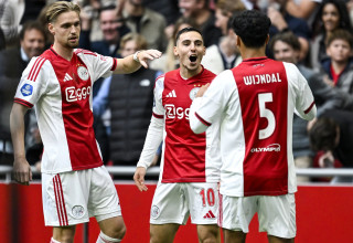 אוסקר גלוך חוגג עם שחקני אייאקס (צילום: GettyImages)