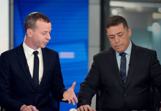 בן כספית מגיש עם עמית סגל את התוכנית "פגוש את העיתונות" בערוץ 12 (צילום: ערוץ 12)