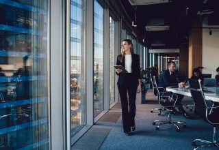 אישה בחליפה, נשים בהייטק (צילום: שאטרסטוק)