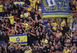שבעה אוהדי מכבי ת"א נעצרו בסיום המשחק, רבים הותקפו לפני המשחק. דוחא (צילום: מאור אלקסלסי)