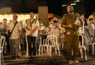 תפילה בכיכר החטופים (צילום: יח"צ)