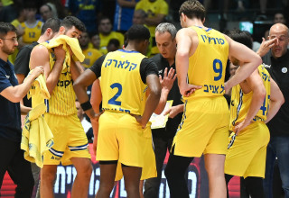 שחקני מכבי תל אביב (צילום: ברני ארדוב)