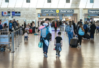 עוזבים את ישראל (צילום: אבשלום ששוני)