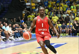 "לא יודע כמה שחקנים בהיסטוריה של הפועל ירושלים התחברו ככה לאוהדים" (צילום: ברני ארדוב)