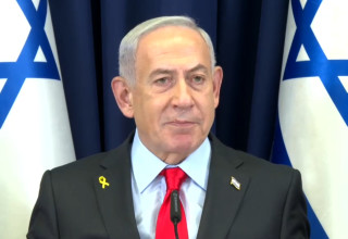 בנימין נתניהו בפתח ישיבת הממשלה (צילום: איתי בית און/ לע"מ)
