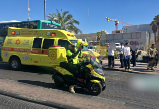 תאונת הדרכים בה נהרגה הולכת רגל באילת (צילום: תיעוד מבצעי מד"א)