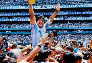 דייגו מראדונה ברגע הגדול בקריירה (צילום: Paul Bereswill)