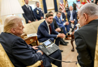 נתניהו מתנצל בפני ראש ממשלת קטאר במהלך הפגישה עם טראמפ (צילום: הבית הלבן)