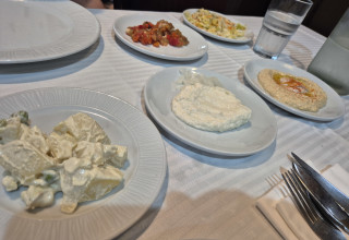 סלטים אצל אידי (צילום: ניר קיפניס)