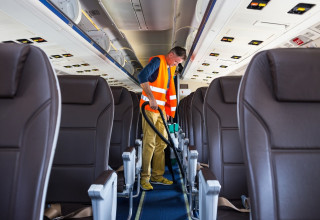 ניקוי מטוס (צילום: שאטרסטוק)