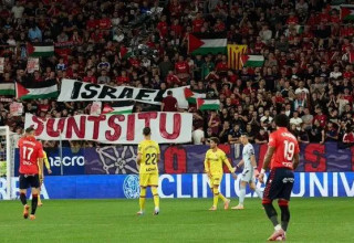 אוהדי אוסאסונה עם שלט נגד ישראל (צילום: תיעוד ברשתות חברתיות לפי סעיף 27 א' לחוק זכויות יו)